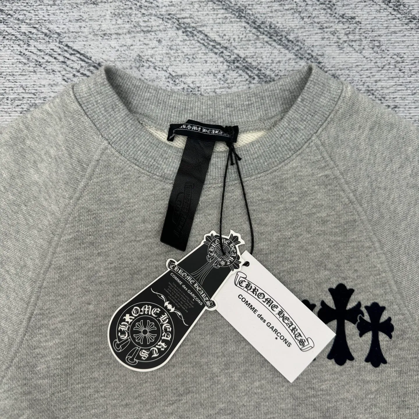 P320 Chrome hear 25FW early autumn new CH cross flocking round neck women's sweatshirt SIZE S/M/L Drop shoulder pullover silhouette sweatshirt tailoring Threaded hemming details on the cuffs and hem create a refined and coordinated atmosphere Cross logo embroidery decoration on the chest highlights the brand's high-end feel The overall style is low-key without losing texture. Casual and fashionable wear, suitable for commuting and daily travel